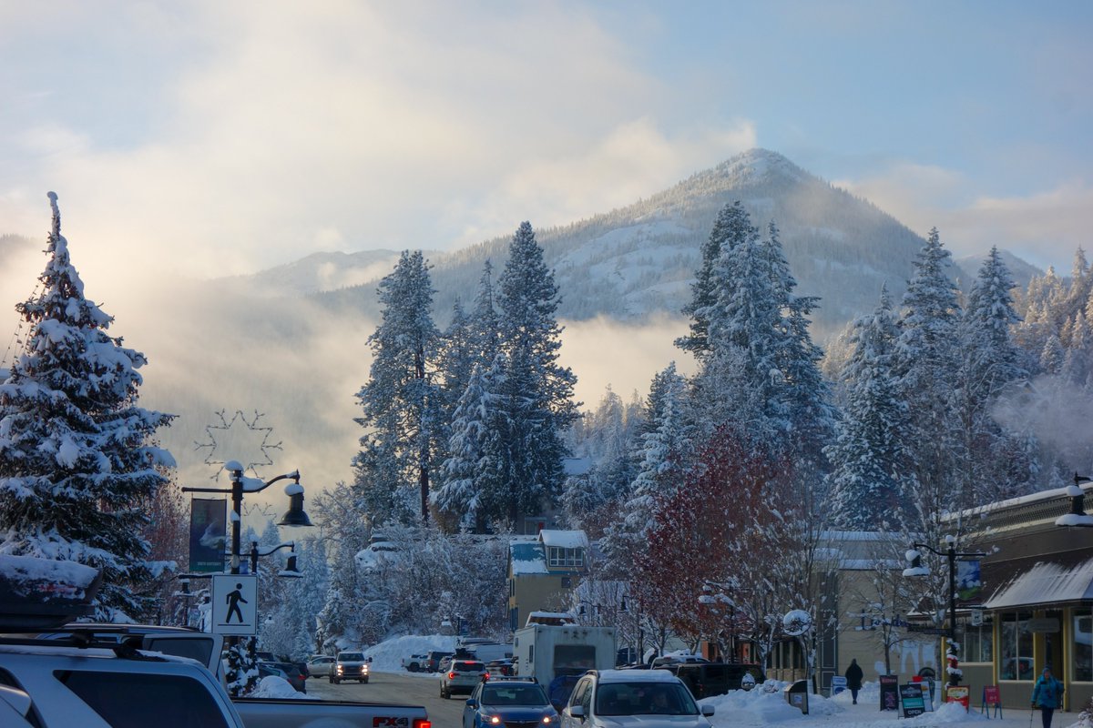 Magic hour in Rossland.
Just kidding. Pretty much every hour is magical here.

#Rossland #RosslandBC #ExploreRossland #PowderHighway