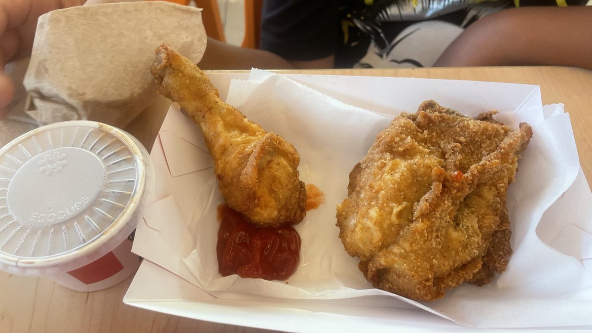 Años sin comer KFC y por casi 6$ ya no traen ni pancito, ni ensalada. La miseria trae pobreza, ojo administradores👀 no querran enterrarlo como a PizzaHut