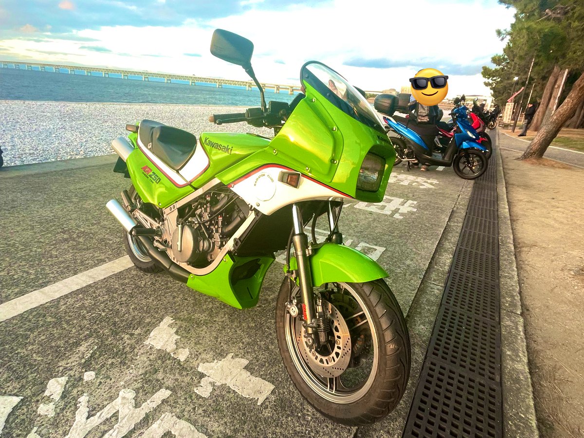 dan_sensyuRT150's tweet image. 昨日のマーブルビーチでカワサキKR250のライダーさんがおられました。

確か自分が中高生のころに雑誌で載ってたかっとび2ストだったはず。

今となっては超貴重なバイク写真撮らせていただきました。
有難うございました〜。

#Kawasaki #KR250