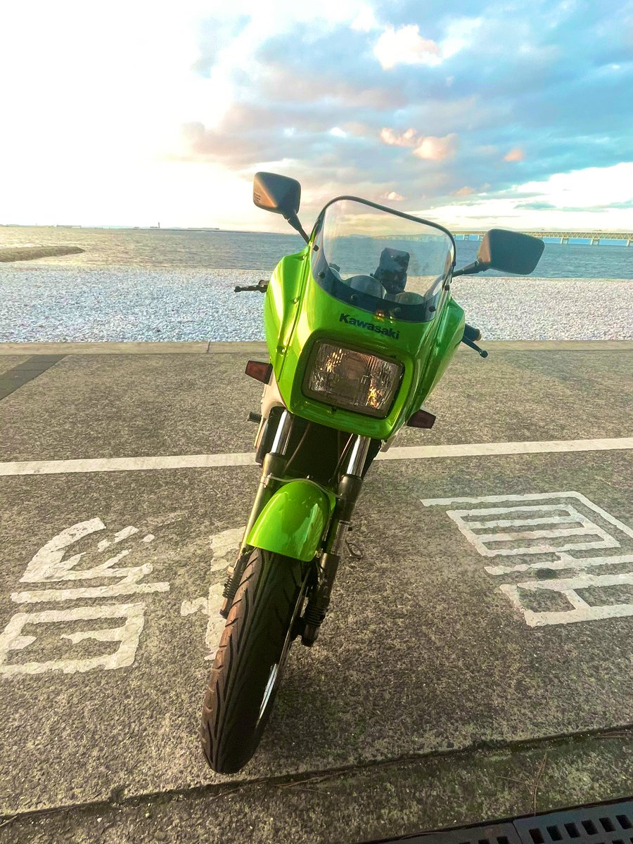 dan_sensyuRT150's tweet image. 昨日のマーブルビーチでカワサキKR250のライダーさんがおられました。

確か自分が中高生のころに雑誌で載ってたかっとび2ストだったはず。

今となっては超貴重なバイク写真撮らせていただきました。
有難うございました〜。

#Kawasaki #KR250