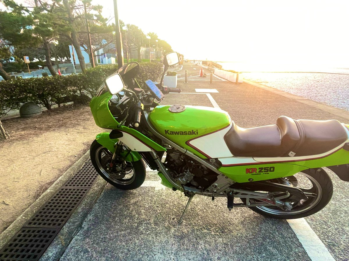 dan_sensyuRT150's tweet image. 昨日のマーブルビーチでカワサキKR250のライダーさんがおられました。

確か自分が中高生のころに雑誌で載ってたかっとび2ストだったはず。

今となっては超貴重なバイク写真撮らせていただきました。
有難うございました〜。

#Kawasaki #KR250