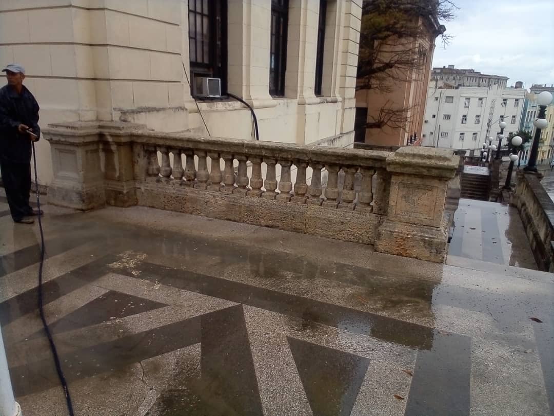 BioCubaFarma's tweet photo. Los trabajos de limpieza y remodelación de la escalinata de la @UdeLaHabana es un regalo de los trabajadores de #BioCubaFarma a esa emblemática universidad por sus 295 aniversario. #JuntarYVencer https://t.co/YraAFhMrQh