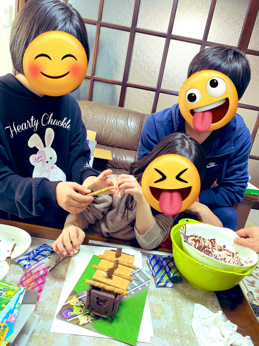 448963363's tweet photo. 久しぶりに帰省した時に、皆でお菓子の電車🚃を一生懸命作ったものをup。
ブルボン凄いな(出来上がった電車は数分で消えて行き…お腹の中にww) https://t.co/eXcs66WYIu