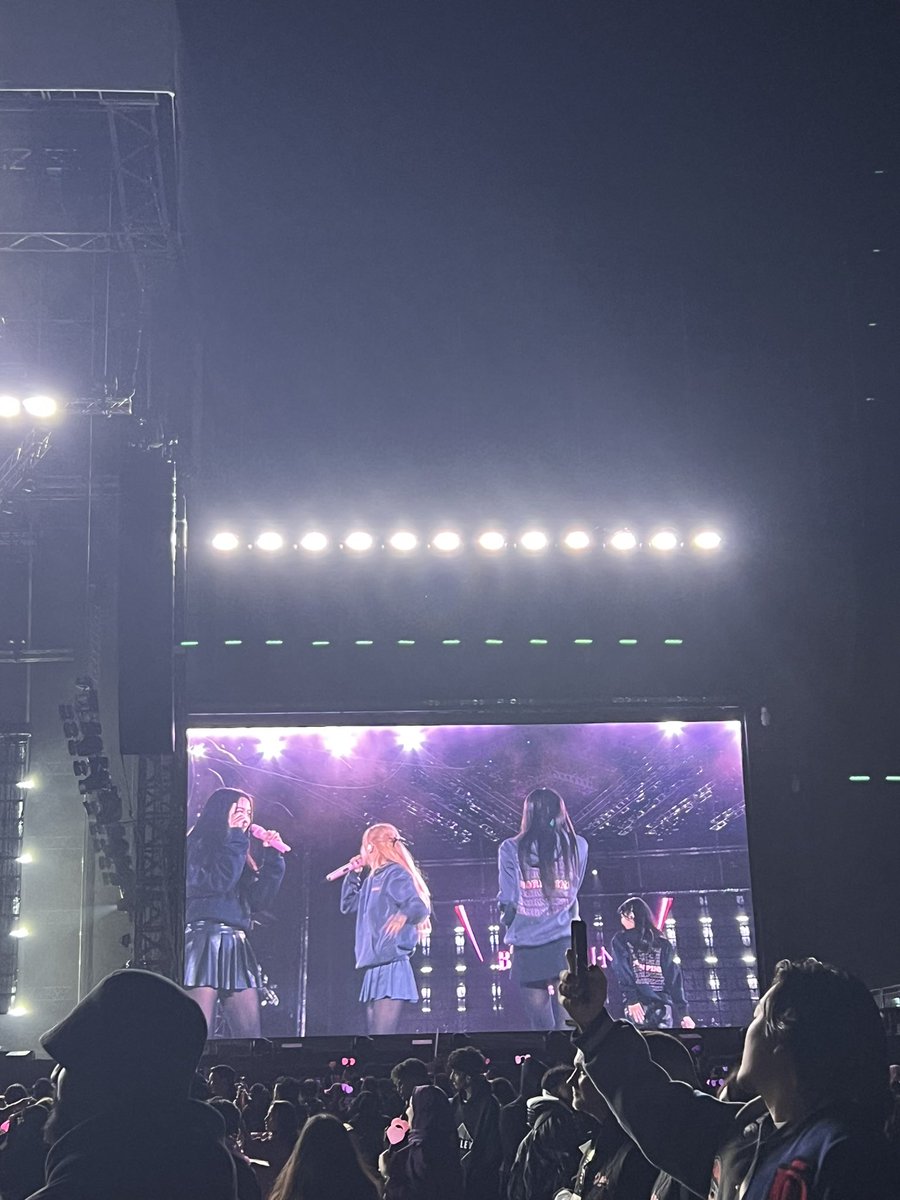 _1JKMIN's tweet photo. احس م شبعت ابي يوم ثاني ):
روزي : Stay with us Riyadh 🥺 #BLACKPINKinRiyadh https://t.co/jJuq6DOglS