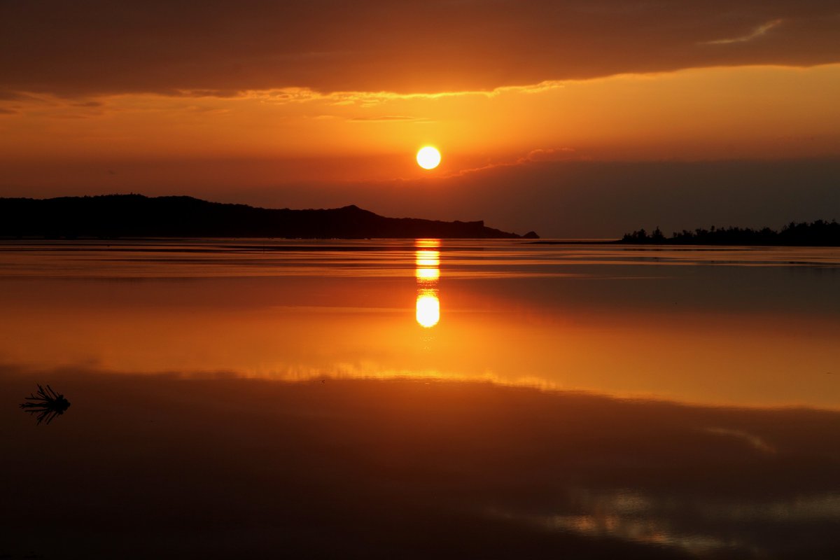 usyume's tweet photo. 今日は旧正月
「年ん立ちかわてぃ　初春に成りば
　　朝夕喜びぬ　くくる（心）びけい」
ぐじゅうよう（皆々様方）いい正月でーびる。
（明けましておめでとう）
若くなみそうち
（若い気持ちで祝おう）

お穏やかな初春の島の夜明け（浜比嘉島） https://t.co/sMPLICjGjo