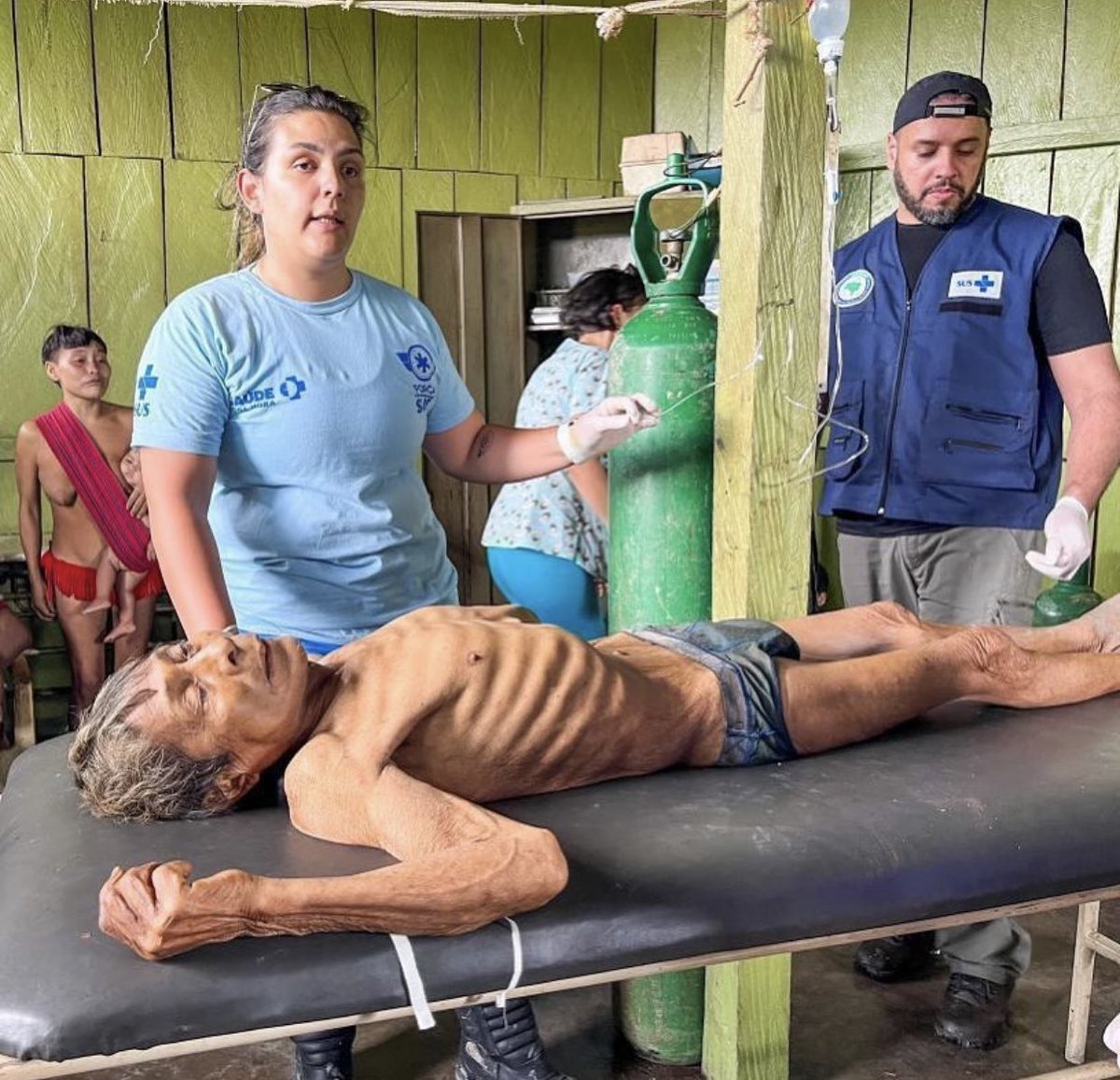 cassiarsantos01's tweet photo. Quase 700 mil mortos de covid, incentivo à violência, liberação de armas, perseguição aos povos originários. 

Quem faria isso se não os genocidas que fizeram parte do governo mais4ldit0 que nosso país já viu.

#BolsonaroNaCadeia2023 
#BolsonaroGenocidaIndigena https://t.co/Gf8ZVAZ2mE