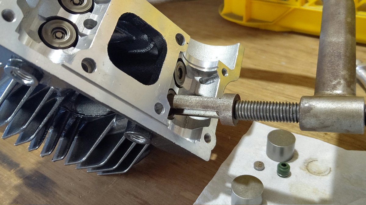 U8_8mamo10's tweet image. おはようございます！
DOHCヘッド組み立てなう👌
#KITACO #DOHC #キタコ #ツインカムヘッド #ガンコート #ぎんコート #GUNKOTE #地獄のチューナー