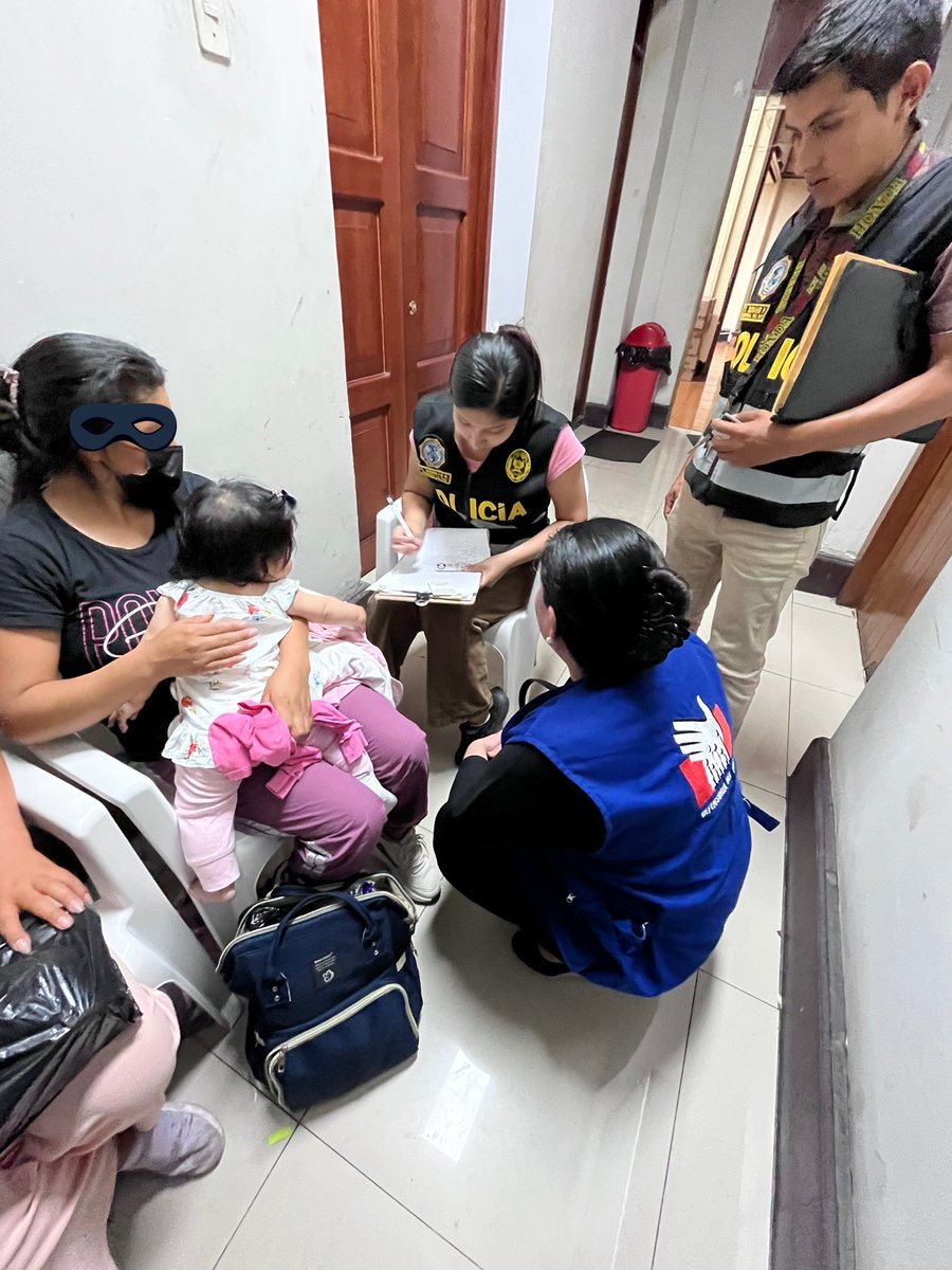 En DIRCOTE está detenida la señora Ore, ayacuchana que se encontraba junto a su hija de 7 años hoy en San Marcos. 

La sra Ore tiene 8 meses de gestación. 

Aún no paso médico legista. No tiene acta de detención. Su abogado recién pudo ingresar a las 6pm. 

Siguen detenidas.