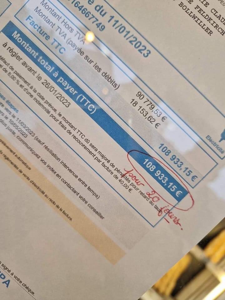 Le boulanger d'un village affiche sa facture sur la vitrine...⬇️
Il ferme à la fin du mois...🥺