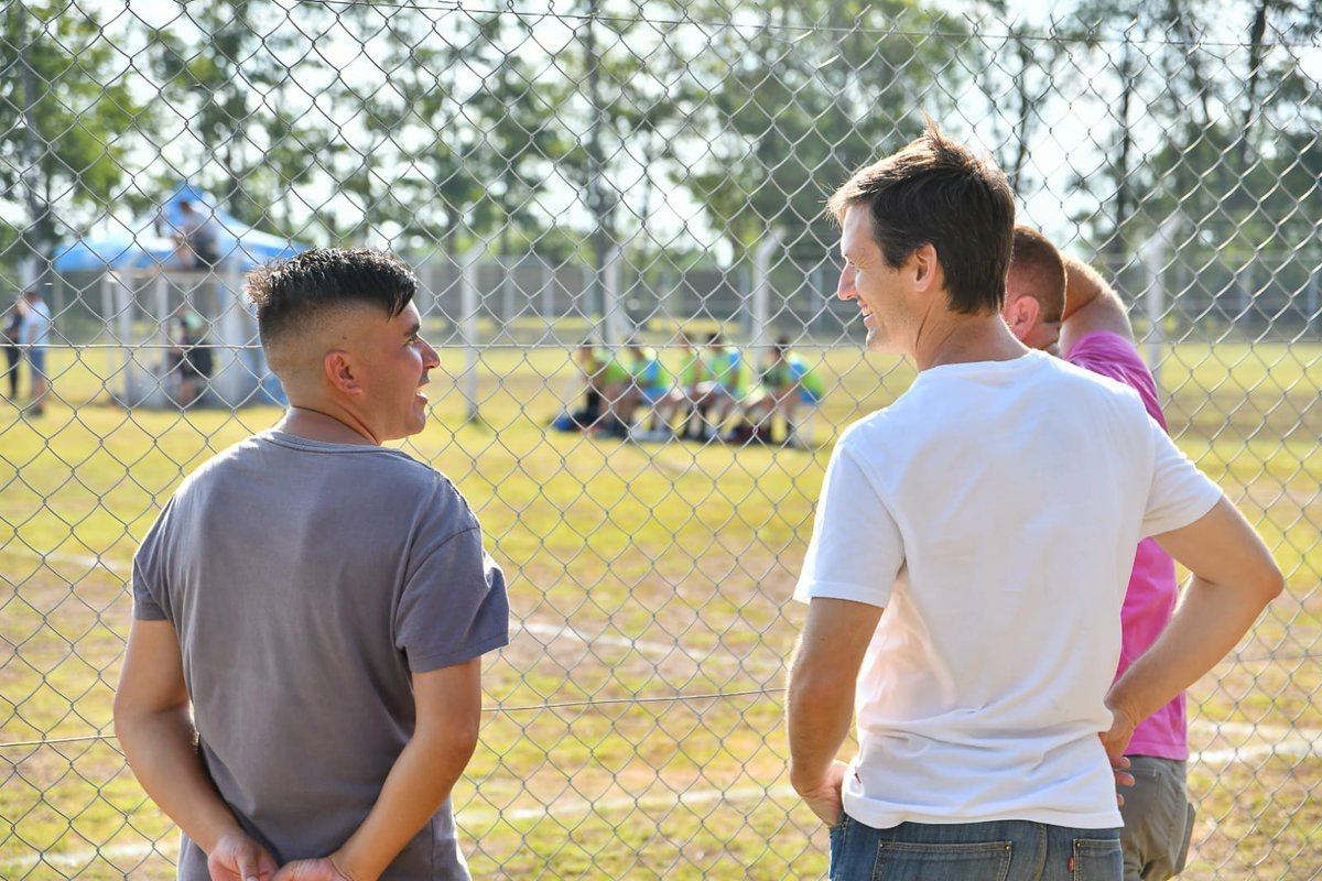 nico_mantegazza's tweet photo. ⚽️ Disfrutamos de una tarde de fútbol en familia, en el primer partido de @EstrellaDSur_ok en el Torneo Federación, de la Liga @fedelidersur, contra el Club El Puente por la preclasificación al Regional 2023.

Siempre alentando al club de mi vida. ¡Vamos Estrella! 🧡 https://t.co/d0REBp59JT