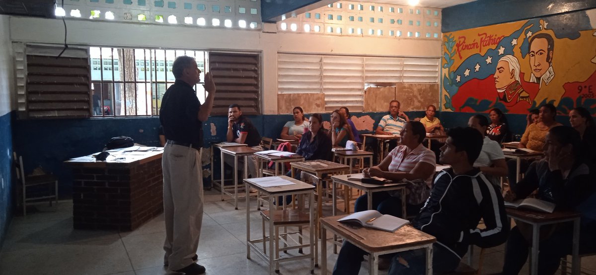 UNEMCRISTOBALR1's tweet photo. Docentes en formación desde la @UNEMCRISTOBALR1  con los PNF inicial bachilleres, primaria, PNF trayecto inicial y Lengua @UnemsrUnemsr1 @UtguUnem @utgumiranda @recr_urd por una educación de calidad @RaomanyP @MelysGarcia https://t.co/Y43Bem38wN