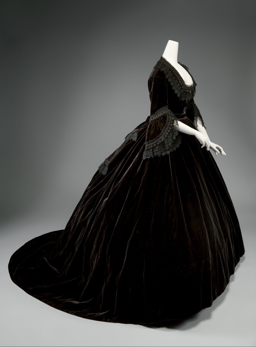 wikivictorian's tweet photo. Evening dress, 1861. The MET. https://t.co/71QAVWzsqa