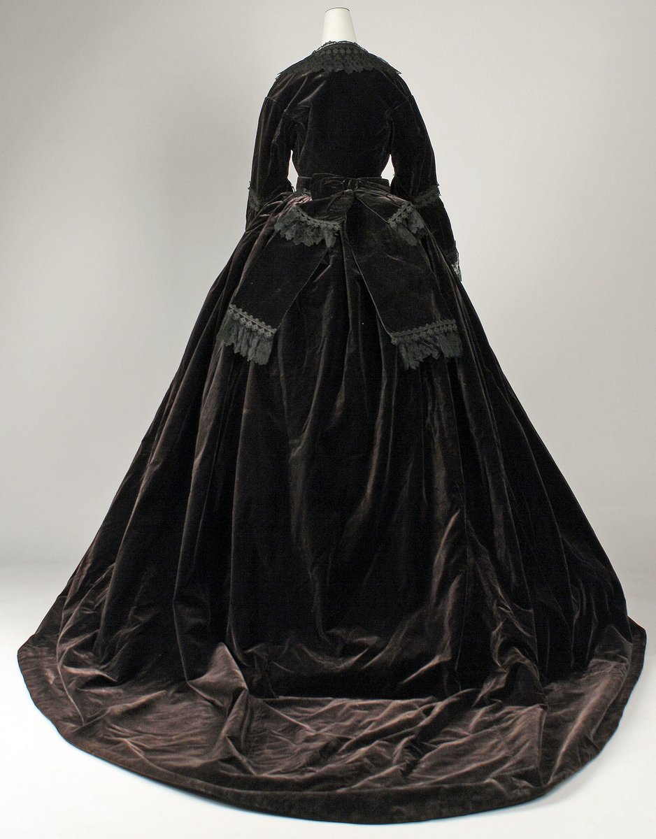 wikivictorian's tweet photo. Evening dress, 1861. The MET. https://t.co/71QAVWzsqa