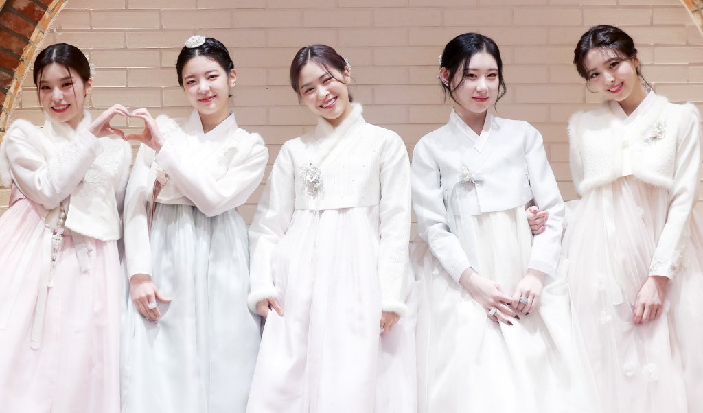 ruvkai's tweet photo. ⎙ a new message from us: let's take some rest and grateful for another year with family. joyous tidngs for a new season of hope...᠉ 

t. @lchaerzy https://t.co/sfwumeJ2w0