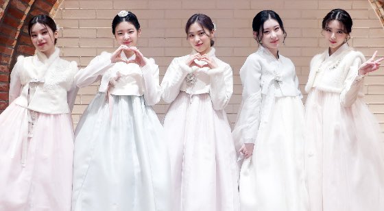 ruvkai's tweet photo. ⎙ a new message from us: let's take some rest and grateful for another year with family. joyous tidngs for a new season of hope...᠉ 

t. @lchaerzy https://t.co/sfwumeJ2w0