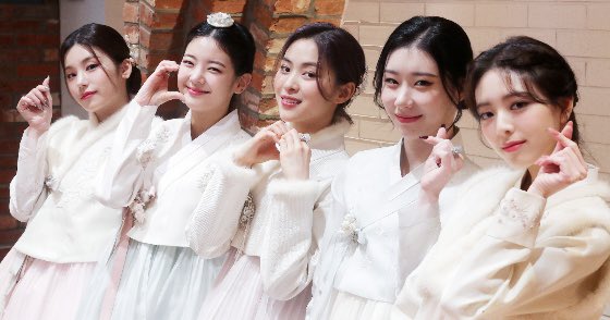 ruvkai's tweet photo. ⎙ a new message from us: let's take some rest and grateful for another year with family. joyous tidngs for a new season of hope...᠉ 

t. @lchaerzy https://t.co/sfwumeJ2w0
