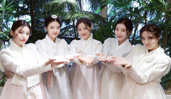 ruvkai's tweet photo. ⎙ a new message from us: let's take some rest and grateful for another year with family. joyous tidngs for a new season of hope...᠉ 

t. @lchaerzy https://t.co/sfwumeJ2w0