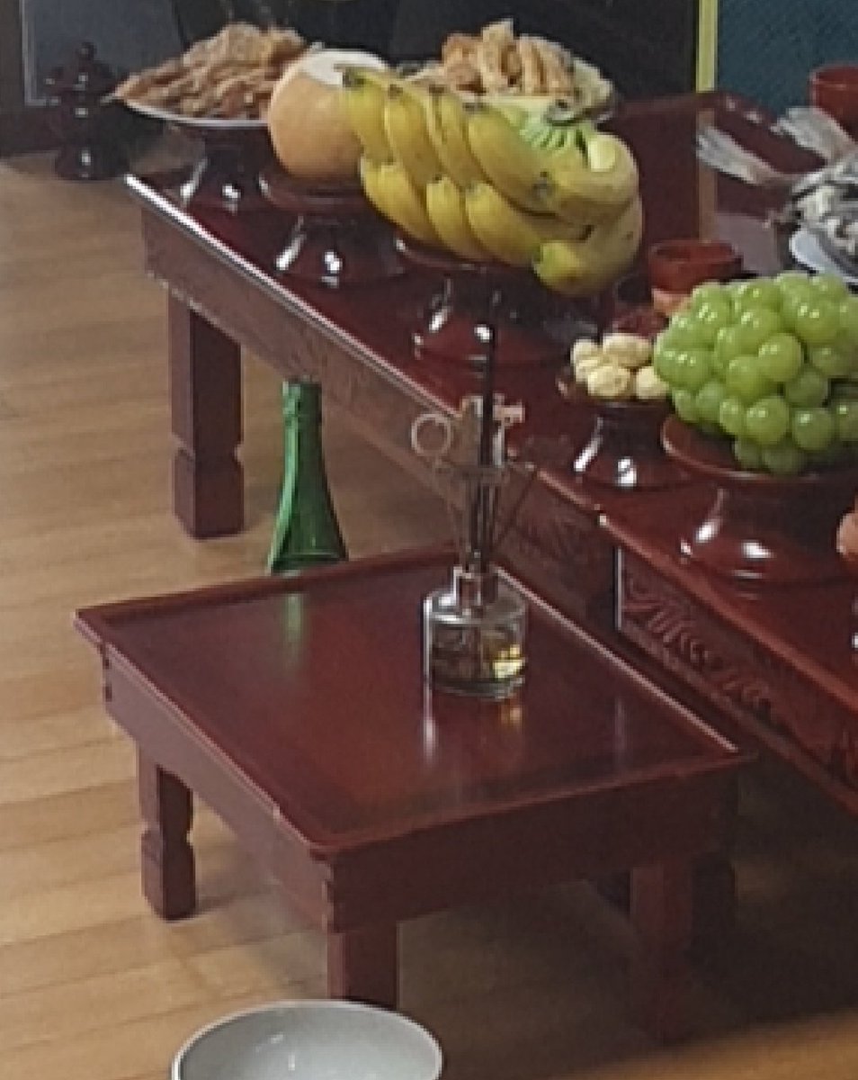 Alic3_I's tweet photo. 아니시발 우리집 제사지내는데 향이 없어서 대충 냄새나는걸로 떼운다고 디퓨저에다 대고 절함... https://t.co/OWnUxAob6i