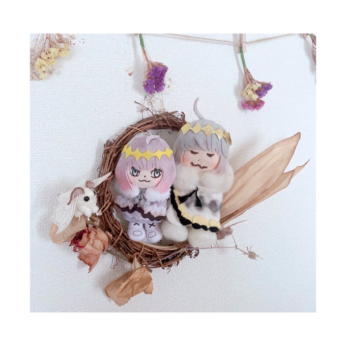 ぬいやっと来た、可愛い…一昨年自作したの並べちゃうと拙いんですけど愛着あるので一緒に撮ってみました※カイコガちゃんは購入させていただいたものです。 