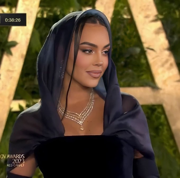 افكر وش شعور جورجينا وهي حلوه كذا ماشاء الله