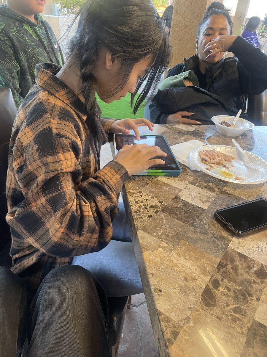hidr3w's tweet photo. dating an ipad kid https://t.co/MLtQOEWkvq