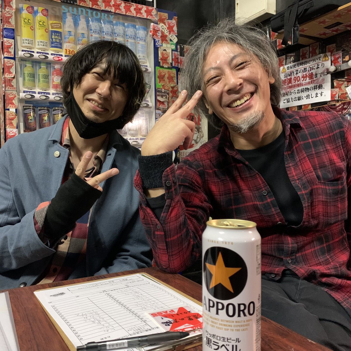 wataru_mad55's tweet photo. やっとベーシスト同士で撮れたね😊
#MAD55 #D" #ベーシスト繋がり https://t.co/MBQaCYQOT2