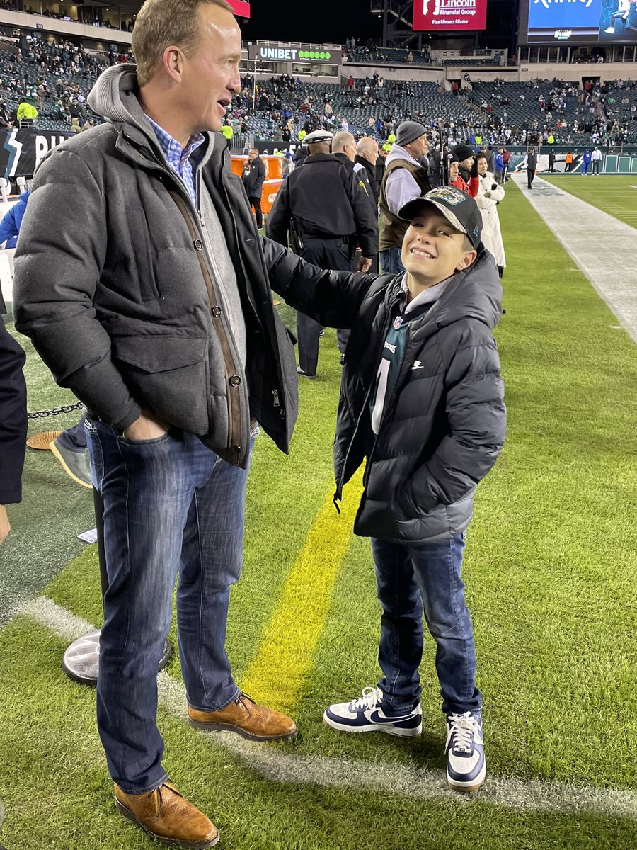 Peyton Manning took his son on a road trip to see Eagles Giants. His son is wearing a Jalen Hurts jersey not a Giants jersey for Uncle Eli 🔥🔥
