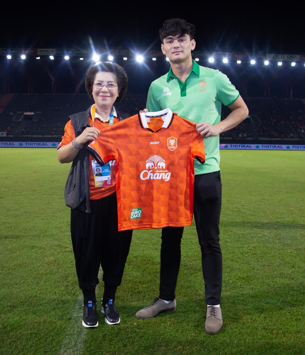 itsbubblefong's tweet photo. ชูเสื้อสีส้มแล้วมันทรงพลังจริงวุ้ย ขอให้ปรับตัวเข้ากับทีมได้เร็วๆ ต้องทำให้เต็มที่เส้นทางนี้มันยังอีกยาวฝีเท้าพัฒนาไปได้ไกลแน่นอนจะรอดูนะ สู้เค้าไอหนุ่มเบอร์4!🧡🫶🏻 #JonathanKhemdee https://t.co/NYLnRl24C5