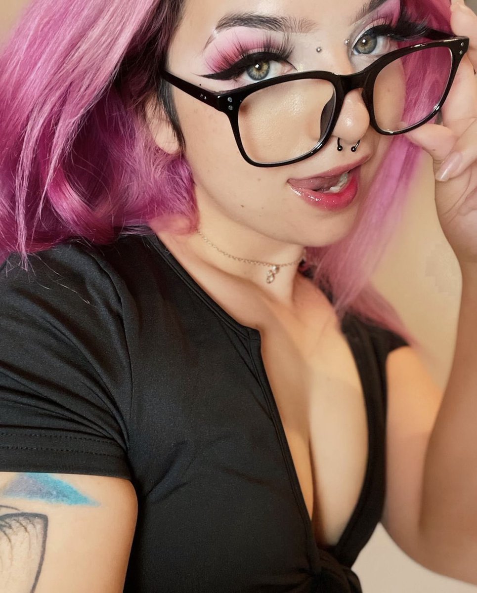 EmHail_'s tweet photo. Like For Tiddy 🍒
RT For Booty 💦
Comment For Kitty 😻 
Should I Go Back To Pink Hair For A Bit?👀 https://t.co/SiaiPLs3gk