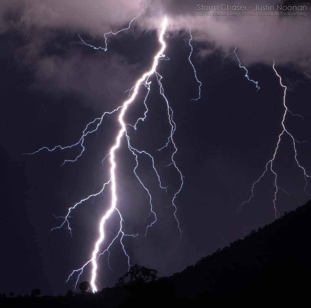 Managed to jag this cg in the hills of the Wide Bay region of #Queensland back in October 2022.

Tough chasing up there, but they get some cracking storms!

#StormHour #LightningStrikes #auwx #storms #photography #lightning