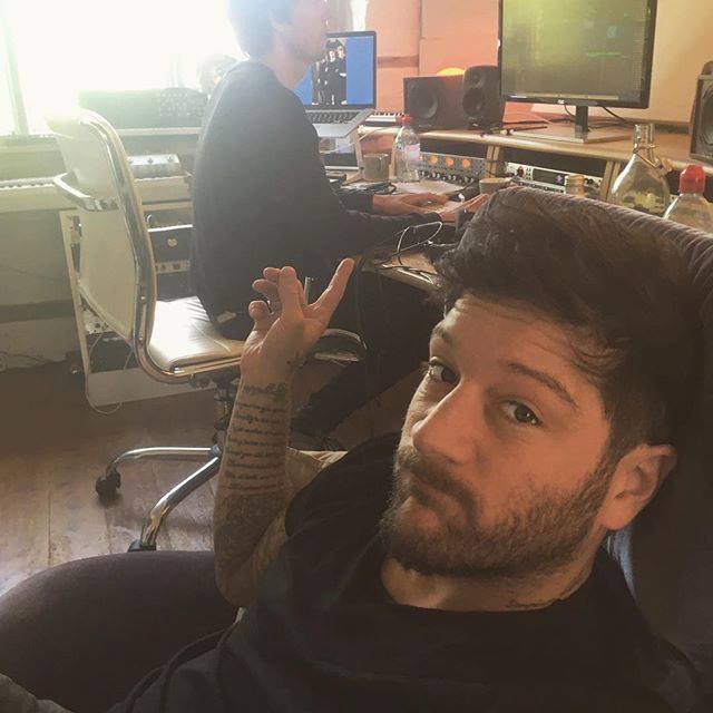 Matt_Cardle_AG's tweet photo. 🤳 With Matt Cardle giving us the exciting news that he's been working with Jim Eliot again for his upcoming #Album5, this #SelfieSunday photo fits nicely...with Matt and Jim together in 2017! #legendsatwork 🎸 🎶 https://t.co/ZE5Wwf4jR3