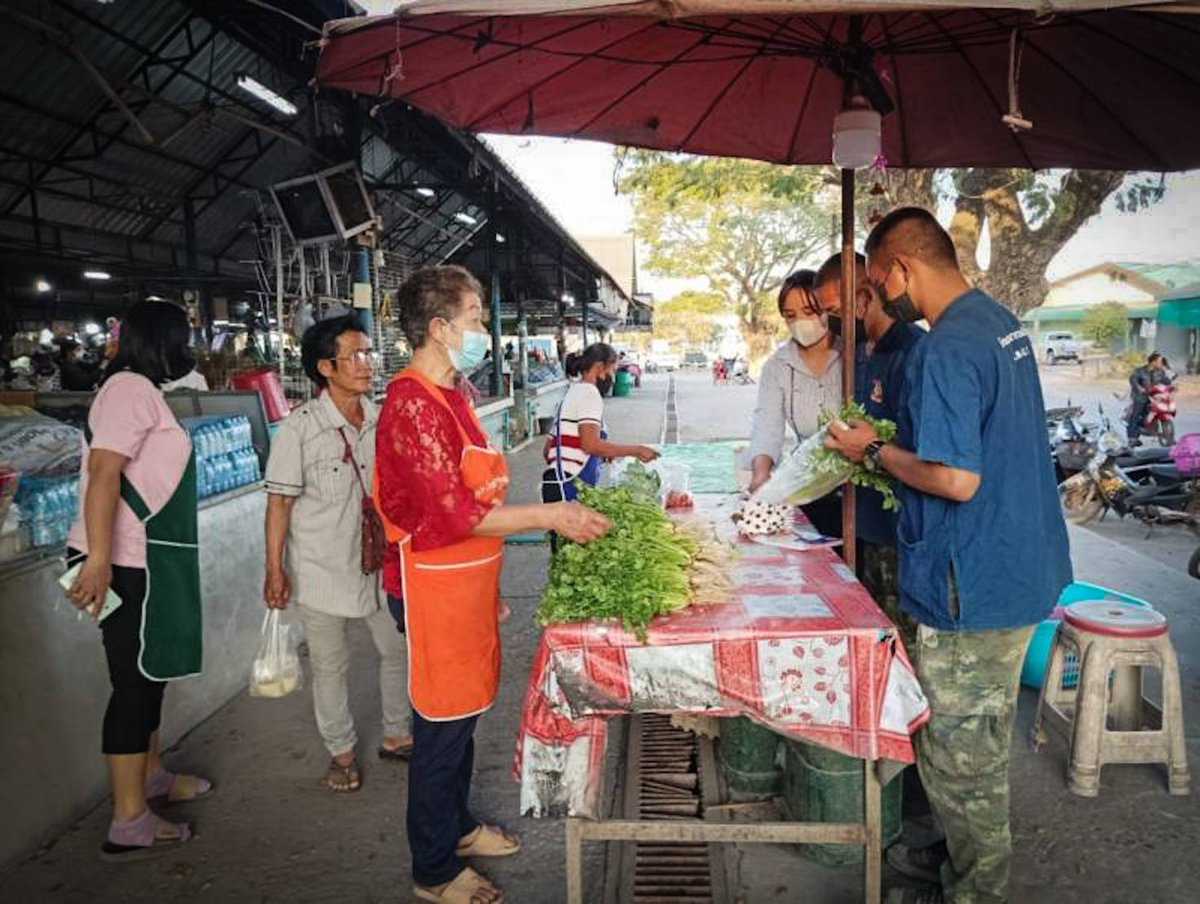 801stregiment's tweet photo. "ผักดี ปลอดภัย ราคาย่อมเยา สู่ตลาดชุมชน" 🪖🥦🌱

กองพันทหารราบที่ 1 กรมทหารราบที่ 8  ได้นำผักปลอดสารพิษ 100% จากโครงการทหารพันธ์ุดีของหน่วย ออกจำหน่ายให้กับพี่น้องประชาชนในราคาย่อมเยา สถานที่ ณ บริเวณตลาดชุมชนนาอ้อ ต.นาอ้อ อ.เมือง จ.เลย

#ทหารพันธุ์ดี
#ร8พัน1
#ARMYSTRON
#ArmyFarm https://t.co/bej0AyQVK1