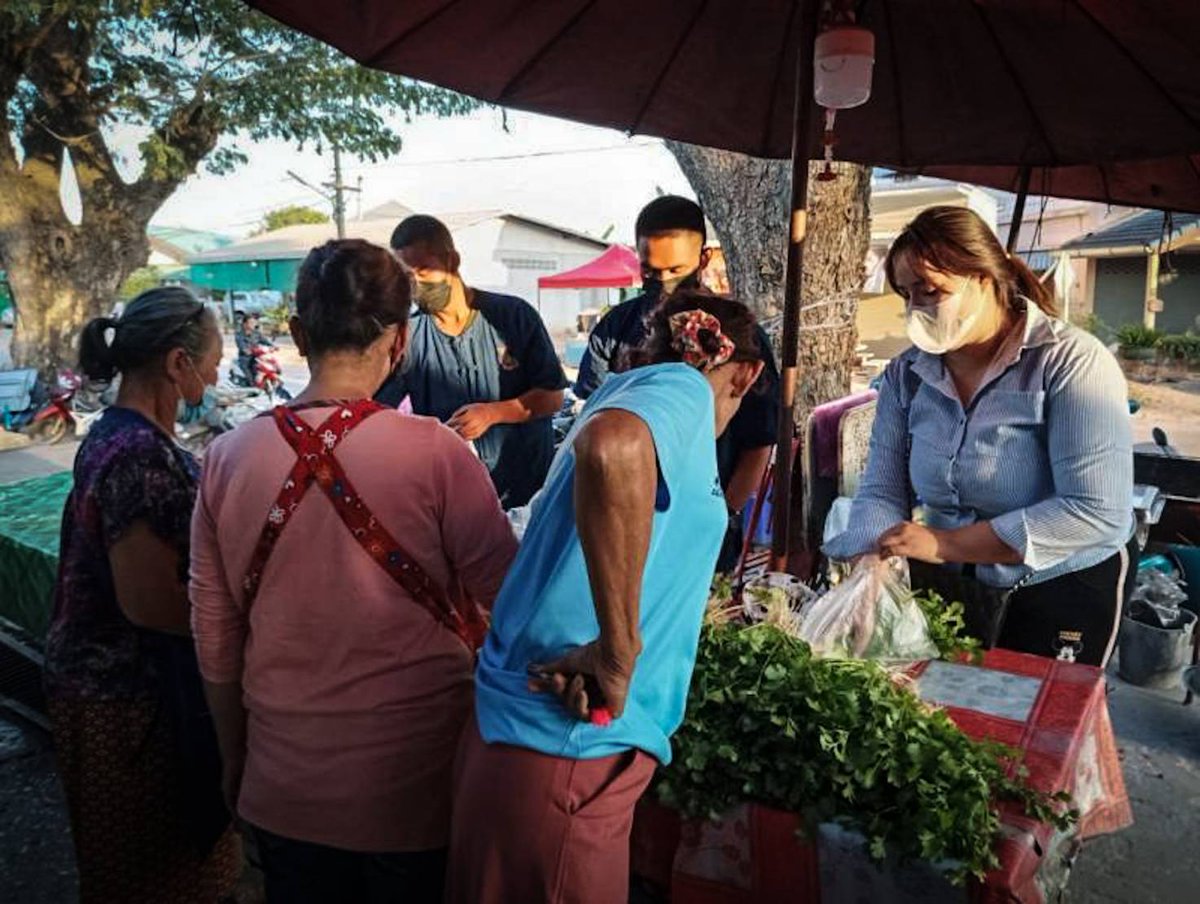 801stregiment's tweet photo. "ผักดี ปลอดภัย ราคาย่อมเยา สู่ตลาดชุมชน" 🪖🥦🌱

กองพันทหารราบที่ 1 กรมทหารราบที่ 8  ได้นำผักปลอดสารพิษ 100% จากโครงการทหารพันธ์ุดีของหน่วย ออกจำหน่ายให้กับพี่น้องประชาชนในราคาย่อมเยา สถานที่ ณ บริเวณตลาดชุมชนนาอ้อ ต.นาอ้อ อ.เมือง จ.เลย

#ทหารพันธุ์ดี
#ร8พัน1
#ARMYSTRON
#ArmyFarm https://t.co/bej0AyQVK1