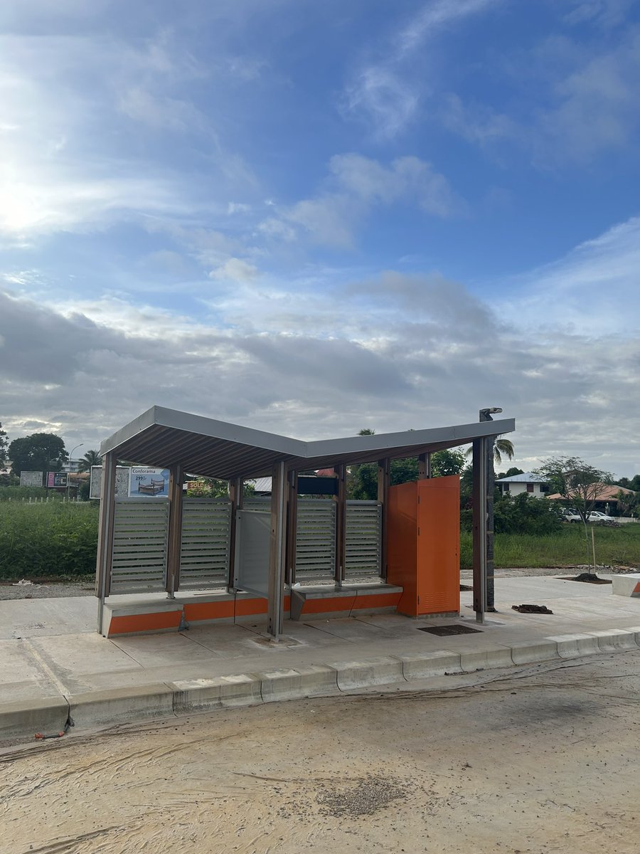 infosnewsactus's tweet photo. Ah oui avez vous vu l’arrêt campus pour le BHNS déjà sorti de terre?En Guyane!
À quel moment on arrête les «couillonnades» ? Dans une région où il pleut plus de 8 mois sur 12 et avec un soleil de plomb en saison sèche.Nous tenons à peine à 5 🤣
Où va l’argent du BTP en Guyane? https://t.co/9o2c5GVgVm