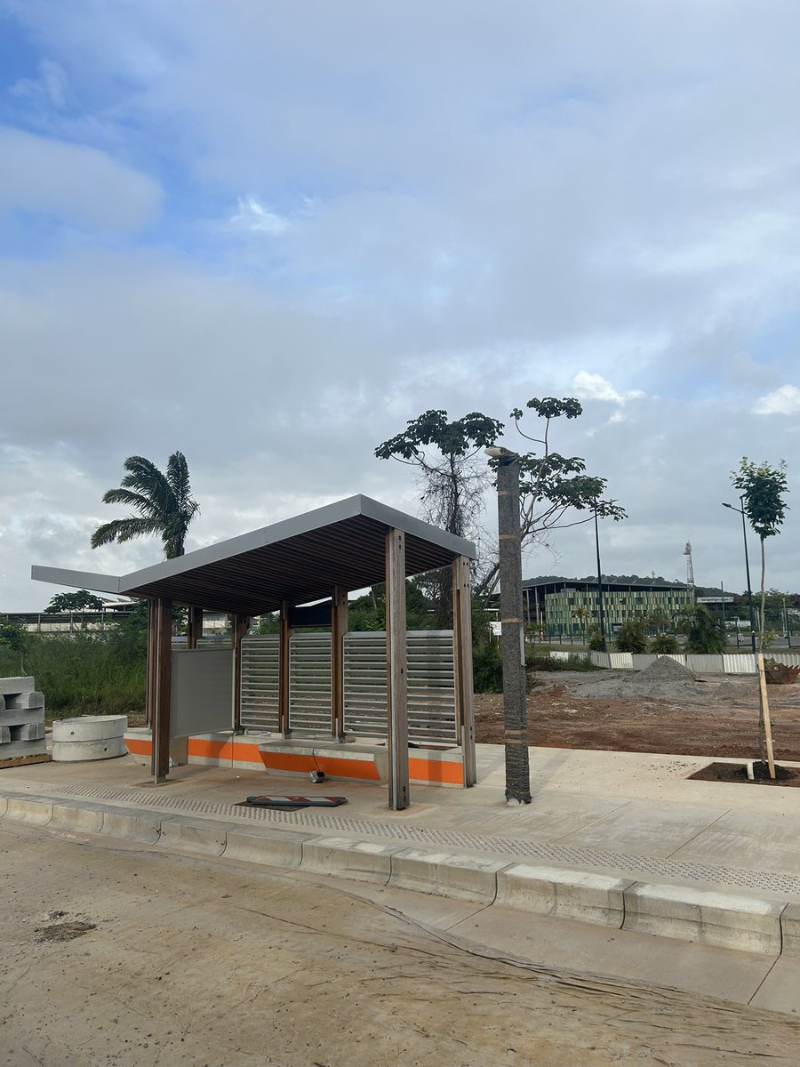 infosnewsactus's tweet photo. Ah oui avez vous vu l’arrêt campus pour le BHNS déjà sorti de terre?En Guyane!
À quel moment on arrête les «couillonnades» ? Dans une région où il pleut plus de 8 mois sur 12 et avec un soleil de plomb en saison sèche.Nous tenons à peine à 5 🤣
Où va l’argent du BTP en Guyane? https://t.co/9o2c5GVgVm