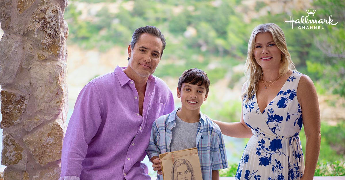 hallmarkchannel's tweet photo. Get together and strike a pose with @Ali_Sweeney, @webstervictor, and #CheGrant! 15 minutes until #TheWeddingVeil Journey begins! https://t.co/t8KD8HxxKb