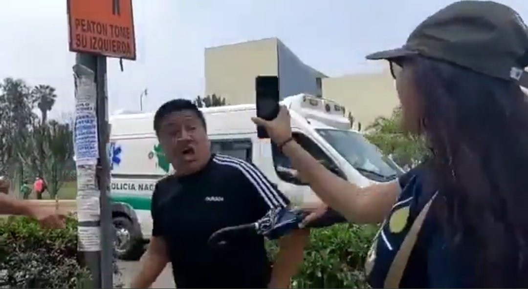 louIllary's tweet photo. Imágenes de un terna estando a punto de tirar una piedra a una ambulancia esta mañana. Estudiantes sanmarquinos lo detectaron y efectivos policiales corrieron rápido a esconderlo y defenderlo. Difundir para identificar al matón. https://t.co/1WGLs3xLlJ