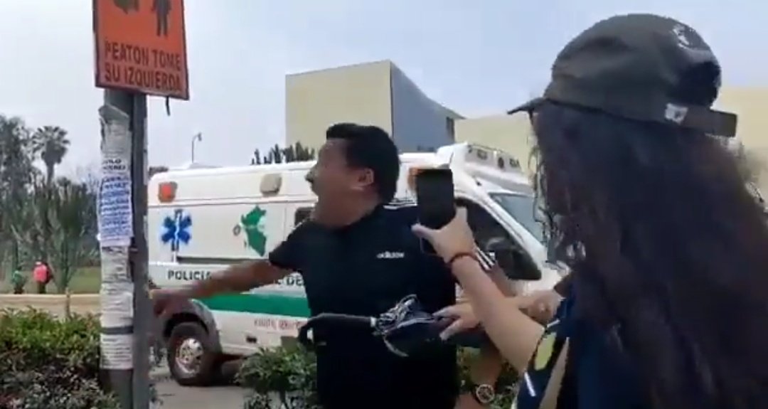 louIllary's tweet photo. Imágenes de un terna estando a punto de tirar una piedra a una ambulancia esta mañana. Estudiantes sanmarquinos lo detectaron y efectivos policiales corrieron rápido a esconderlo y defenderlo. Difundir para identificar al matón. https://t.co/1WGLs3xLlJ