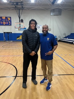 lwhitaker878's tweet photo. Always nothing but love and laughs when I see the "Big Fella...When you play for #TeamWhitaker you're always family "Bigger than Basketball, Relationships are 4ever🤟🏿💯 @grumeil @hoopnupe @CoacHernandzSAU @ameilmalone https://t.co/uaxShnk7dG