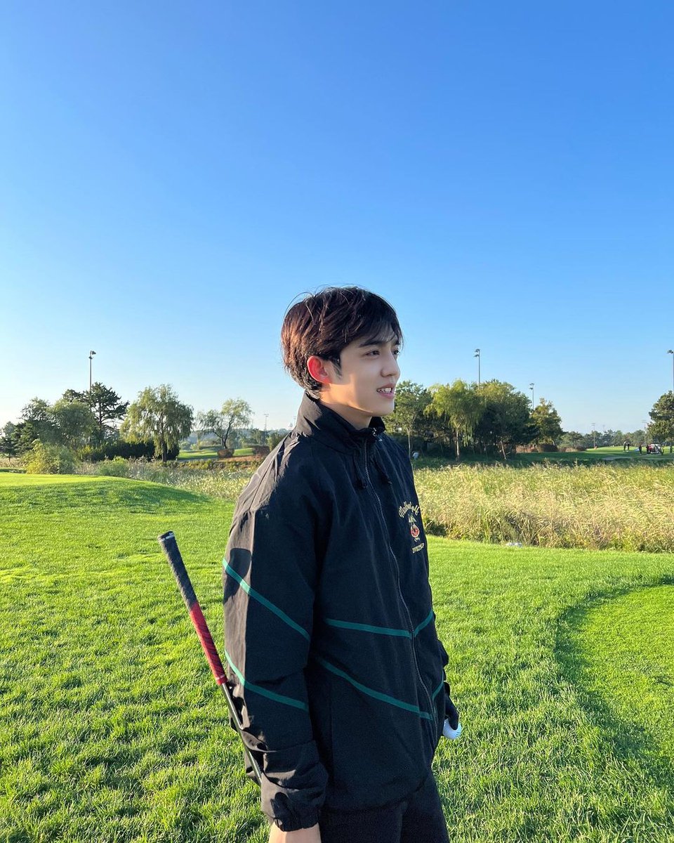 Cheollie20's tweet image. okay so, AJU NICE was inspired by a GOLF. the person behind this is... SCOUPS. @pledis_17 #AJUNICE #SEVENTEEN