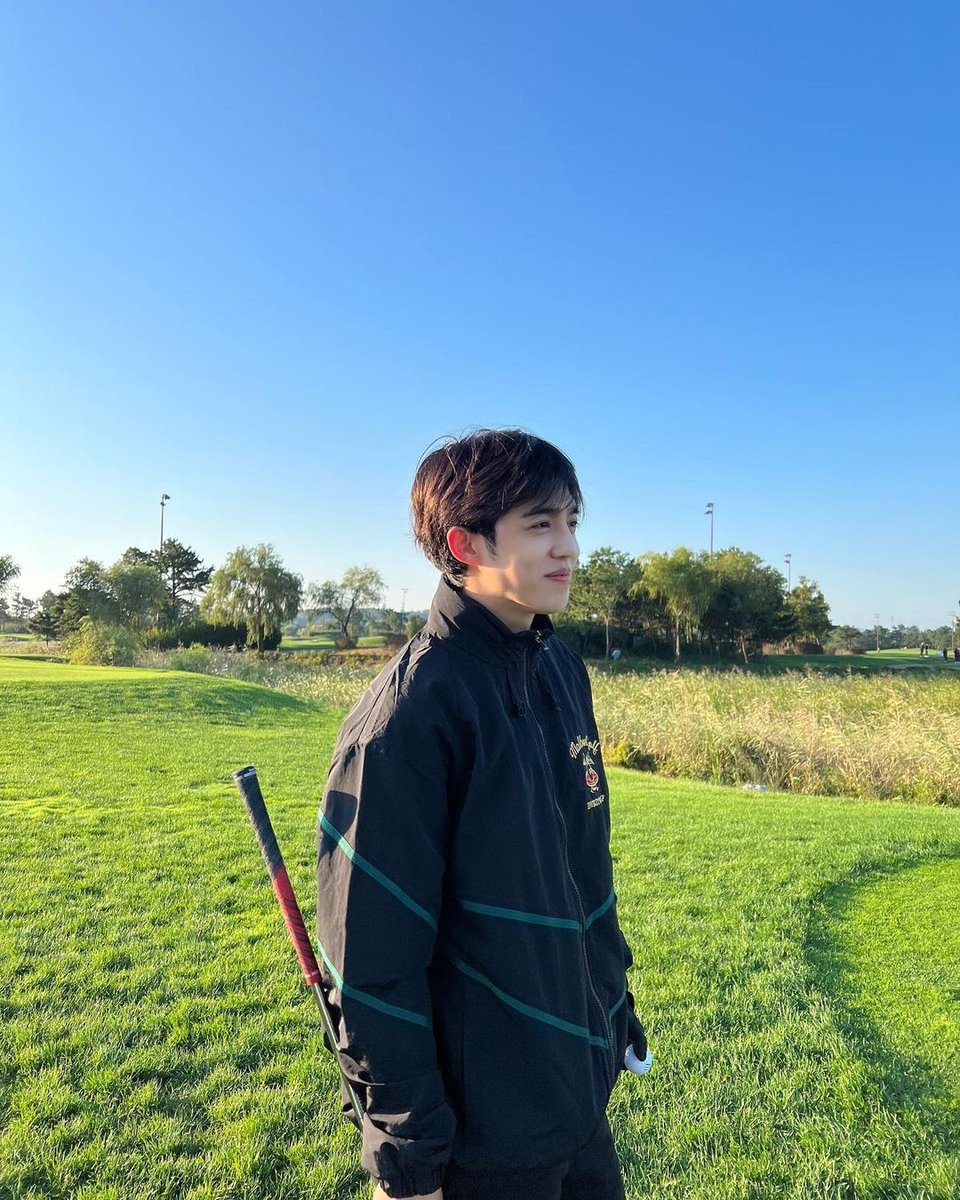 Cheollie20's tweet image. okay so, AJU NICE was inspired by a GOLF. the person behind this is... SCOUPS. @pledis_17 #AJUNICE #SEVENTEEN