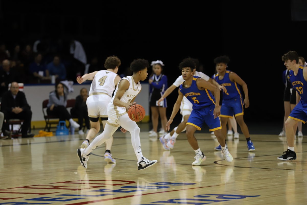 DCHSpubstaff's tweet photo. At the half: The Hutchinson Salthawks take the lead with a score of 30 against The Maize South Mavericks with 26 https://t.co/sHfmafMQI2