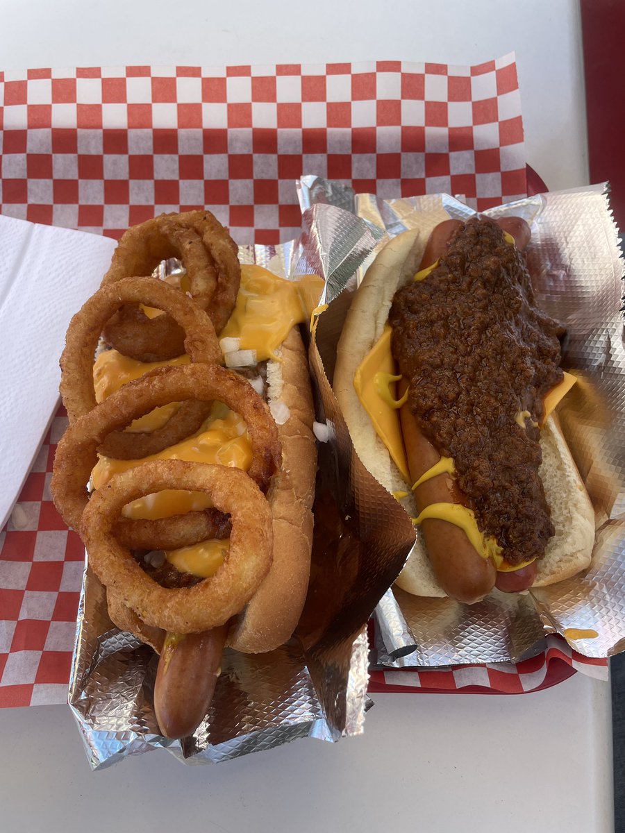 IamMrsHess's tweet photo. Stopped by @pinkshotdogs and picked up @SHAQ favorite.  It was 10/10 https://t.co/xtCAZvUAXJ