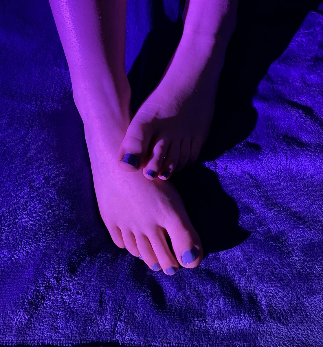 LLush22's tweet image. Pretty in blue 💙 #feetfinder #Dmsopen #feetfethish #pamper #Blue