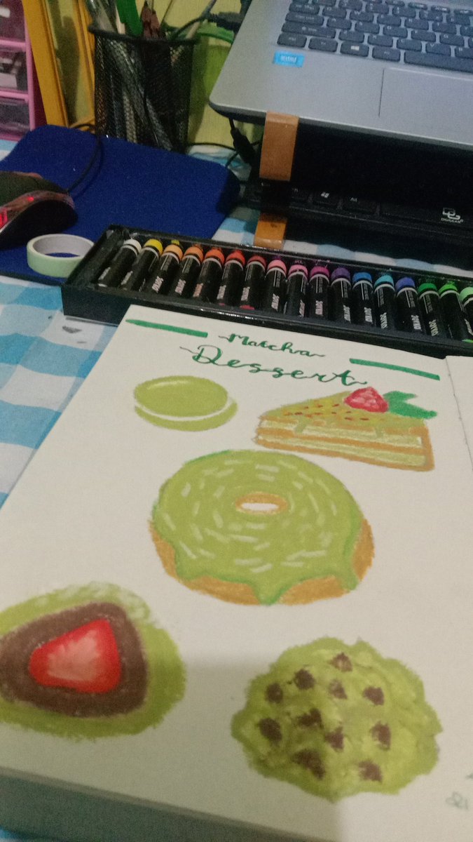 Silakan dipilih, Kak dessertnya. Kali ini varian matcha ya 🍵😋

#artontwitter #ArtistOnTwitter #oilpastel #oilpasteljoyko #oilpastelart #matcha #dessertart #Doodles #traditionalart