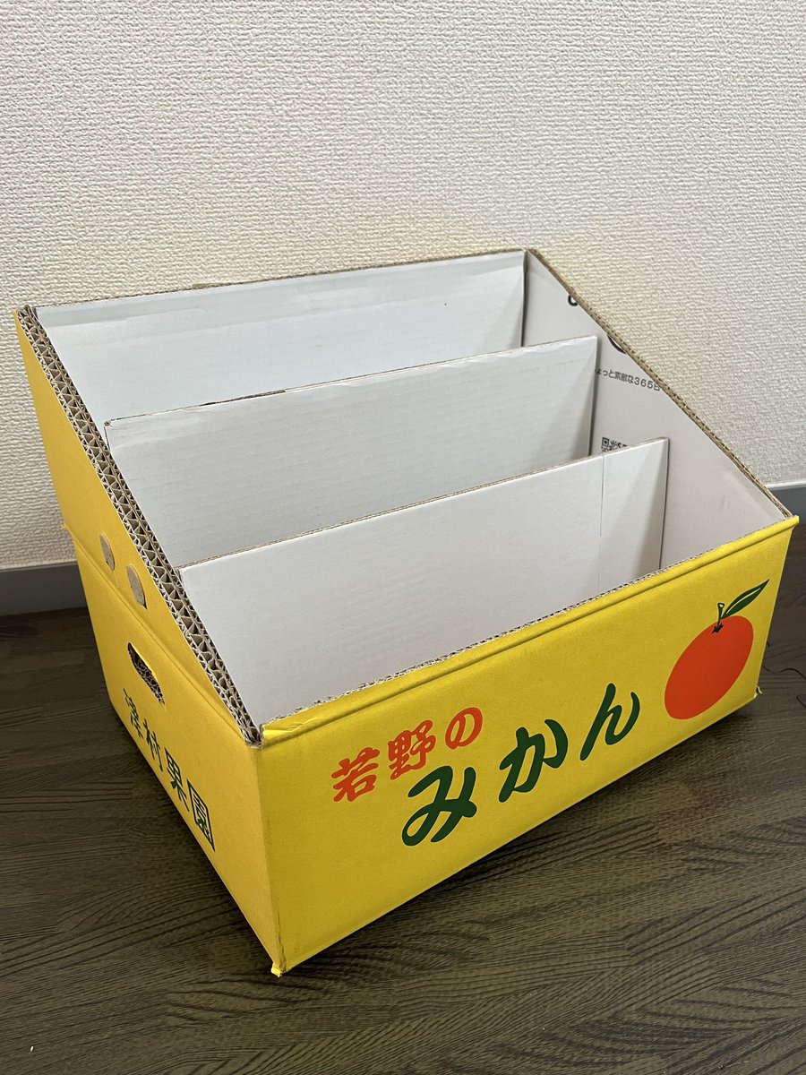 ZqdFh's tweet photo. 段ボール本棚完成〜！素材の味を生かした作りだけど、とりあえず今だけ使えればいいからね。これで平積み卒業！ https://t.co/iJuLLggRc8