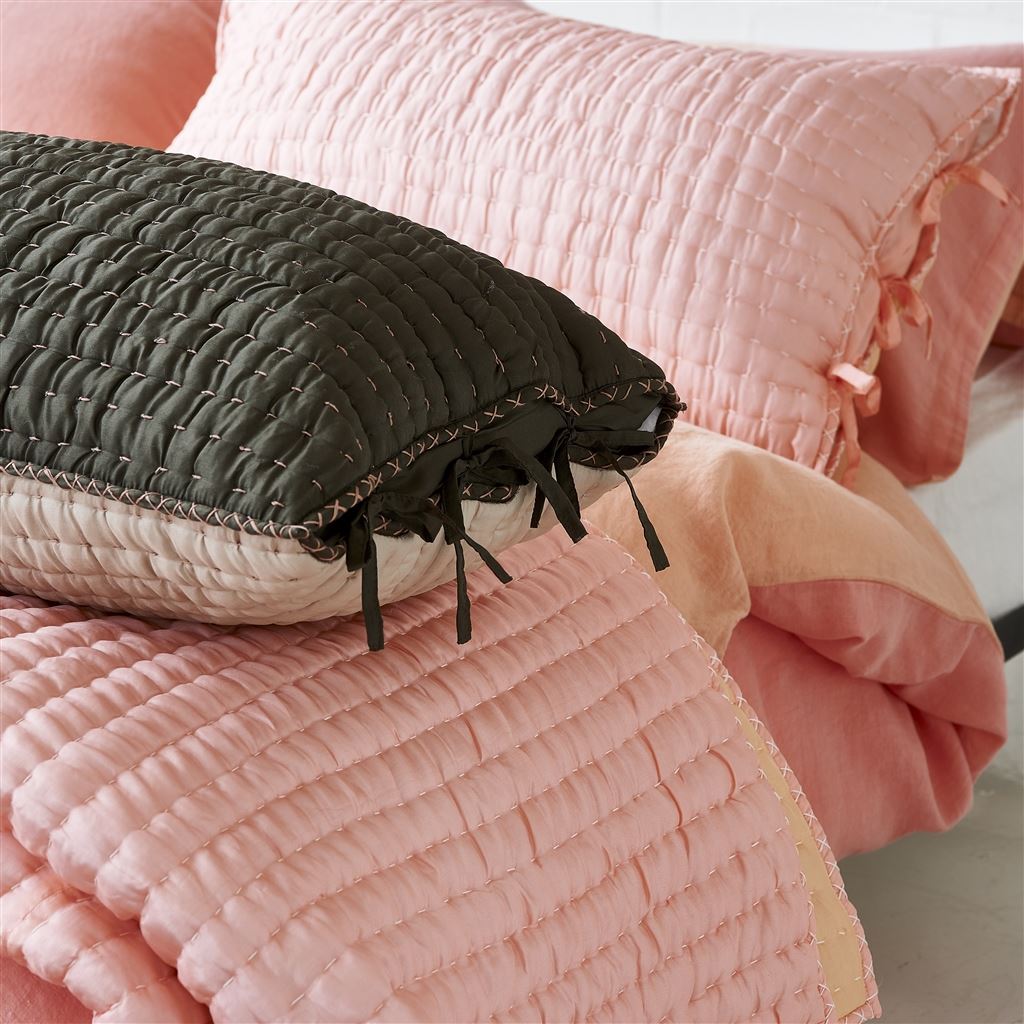 DefiningEleganc's tweet image. The Blossom &amp;amp; Peach-colored coverlet and sham are a beautiful addition to your bedroom.....
 #DefiningEleganceDotCom #DesignersGuild #Coverlet #Sham
definingelegance.com/blog/archives/…