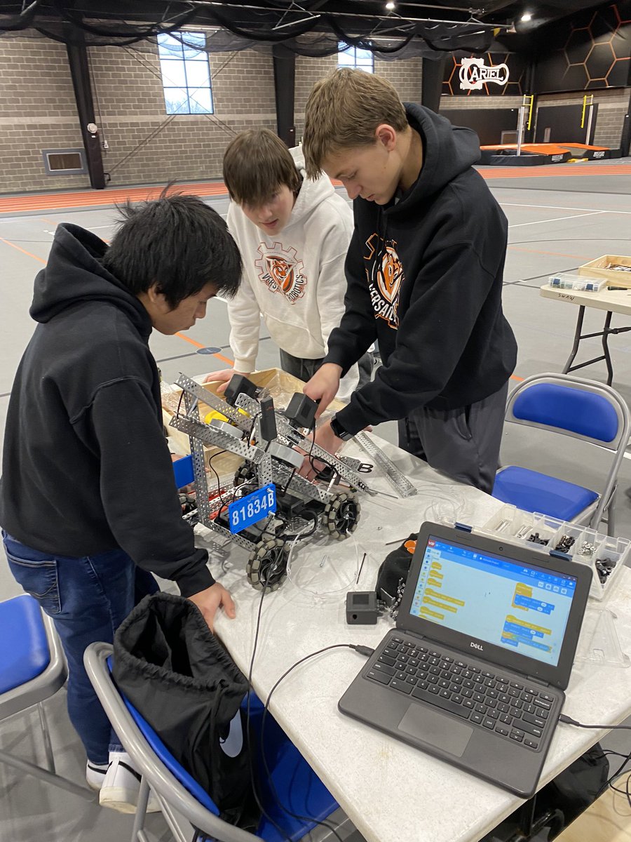FbCoachMiller's tweet photo. The Versailles Robotics Team had a great day at the Mt Vernon competition!  Our top team finished 11th. @VersaillesScho1 @jstonebraker34 https://t.co/KCZQrXS1YV