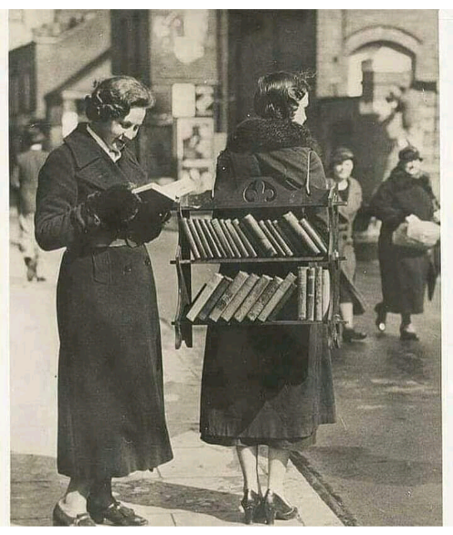 anapaugalde's tweet photo. Una chica lleva a cuestas su propia historia por las calles de Londres en 1930. 🙋♀️🪄📚#BibliotecaAmbulante #Bibliotecas #Leer #Cultura #Libros #Books #Library #WalkingLibrary #Fotografía https://t.co/ZFgz9tsLT2