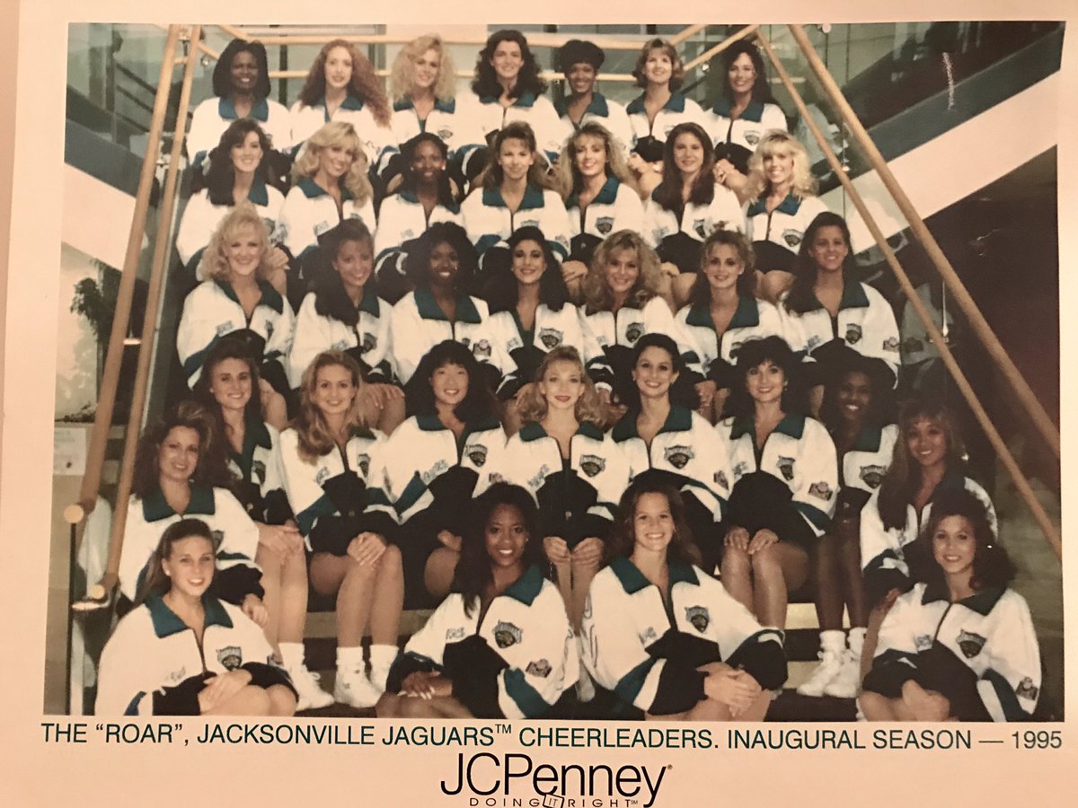 Once a cheerleader, always #cheerleader📣 We’ll be back🔥Future is bright for <a href="/Jaguars/">Jacksonville Jaguars</a>!🏈 

#DUUUVAL #NFLPlayoffs #NFL #JAXvsKC #WaffleHouse #ROAR